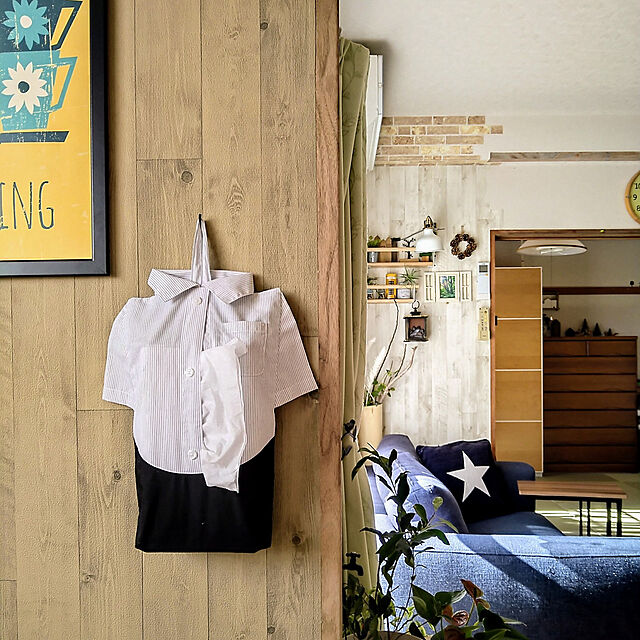 mikanの-壁紙シール 幅90cm×2.5m巻 貼ってはがせる 貼ってはがせてのり残りしない壁紙 ウッド(ホワイト) ホワイトウッド 木目調 おしゃれ のり付き 菊池襖紙工場の家具・インテリア写真