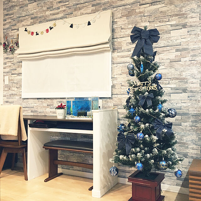 sukaの-【本日P10倍】クリスマスツリー 北欧 おしゃれ LEDオリエンタルブルーオーナメント 飾り ウッドベーススリムツリーセット150cm LEDの家具・インテリア写真