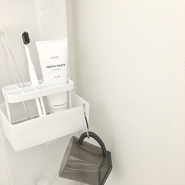 mの山崎実業-タワー(TOWER) トゥースブラシスタンド(Tooth Brush Stand) ヤマザキ(YAMAZAKI) カラー(ホワイト・ブラック)の家具・インテリア写真