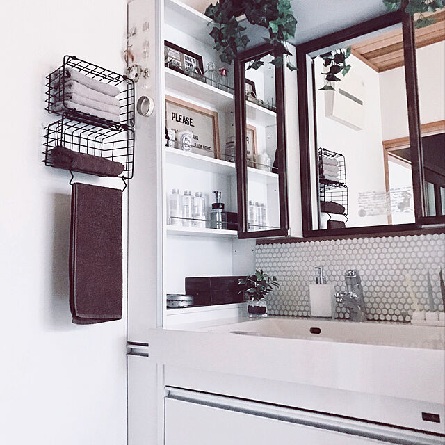 mamyuの-和風 モザイクタイル シート 磁器 六角 アンテイーク 壁用 レトロモダンな粉雪・くすんだ白色。キッチン カウンター お風呂 浴室 浴槽 床 壁 洗面台 玄関 テーブル トイレをDIYで、おしゃれにリフォーム。陶器 耐熱 耐水 耐火 美濃焼 インテリアの家具・インテリア写真