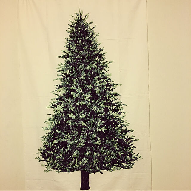 haru._.hanaの-GROOVY OUTSTYLE クリスマスツリー タペストリー 146cm×90cm 壁掛け 1枚 +電池式LEDジュエリーライト100球のお得なセット クリスマスタペストリーの家具・インテリア写真