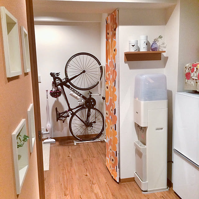 hitomiの株式会社サイクルロッカー-サイクルロッカー ロードバイク 縦置き スタンド 自転車 バイク サイクル ラック(RED) 立てて室内保管収納 倒れない 玄関 壁掛け クランクストッパースタンド CS-650の家具・インテリア写真