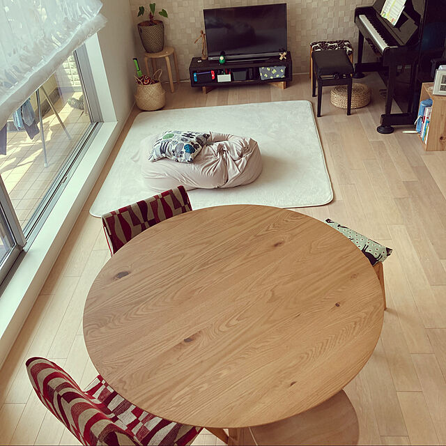 booboofaceの-北欧 円テーブル オーク材 NRT-120T-501366 /FJ 120cm 家族の輪が広がるテーブル インテリアのアクセント 心地よい円のフォルム インテリアに調和する丸テーブル シンプルで洗練された円テーブルの家具・インテリア写真