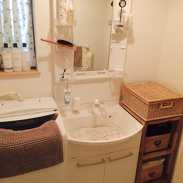 ryoのマーナ-マーナ (marna) はみがきコップ ( 吸盤 スタンド付き / ストライプホワイト ) 洗面所 歯磨きコップ ( 浮かせる収納 ) プティ クルジール W175Wの家具・インテリア写真