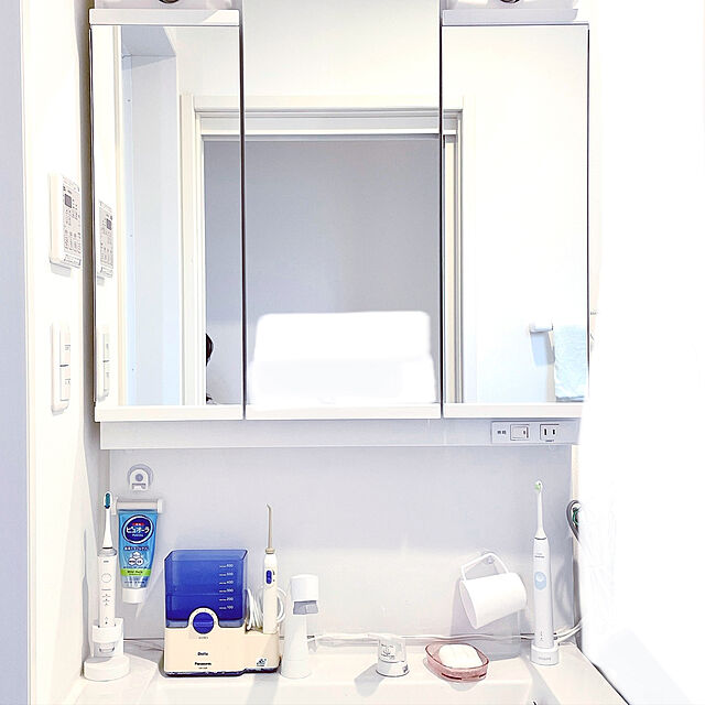 EileenのFlushbay-Flushbay ローリングスクイーザー歯磨き粉ディスペンサーチューブパートナーホルダーサッカー (白)の家具・インテリア写真