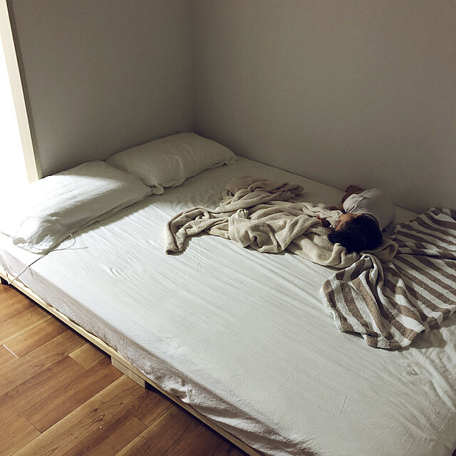 micoの-シングル S 195×97cm ベッドフレーム ベッド フレーム マットレスセット すのこベッド すのこ 収納 スノコ ローベッド シングルベッド パイン 木製ベッド ベット シングルベット キッズ 民泊 在宅の家具・インテリア写真