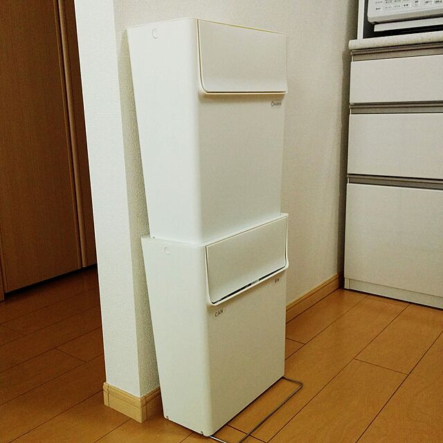 yukincoの東谷-plywood オリジナル スマート エコ トラッシュカン [ 2個セット ] 分別シール付 ごみ箱 [ ホワイト ]の家具・インテリア写真