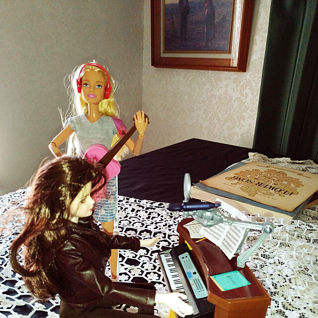 darkeyesのBarbie-【Amazon.co.jp 限定】 バービー(Barbie) バービーとおしごと! ミュージシャンセット 【着せ替え人形】【ドール、アクセサリーセット】【3歳~】 FCP73の家具・インテリア写真