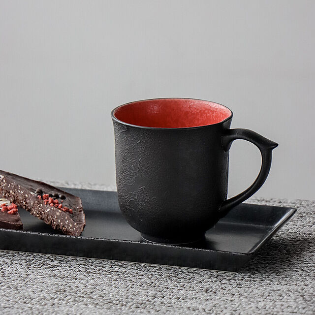 yamachuのyamachu-有田焼　黒泡U型マグカップ 内赤/黒マットの家具・インテリア写真