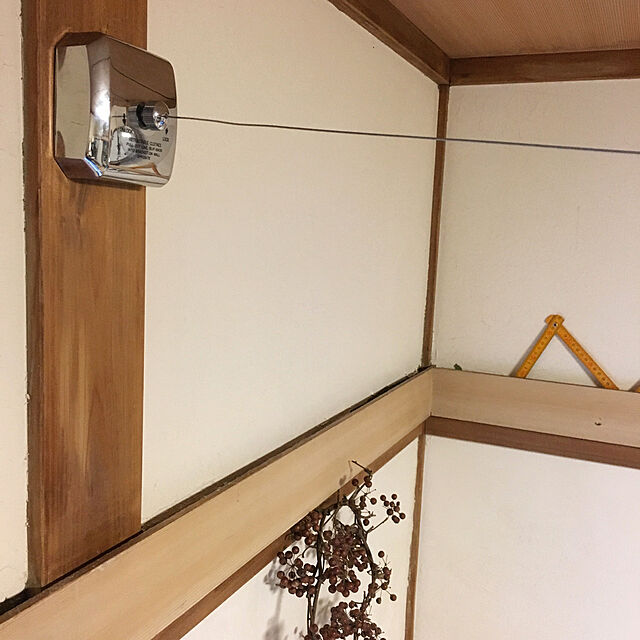 onokenkoのT&B Inc-T&B 室内物干しワイヤー 壁かけ式 伸縮式物干しロープ ステンレス製 収納簡単 コード巻き取り物干しハンガー 壁に取り付けるおしゃれな室内物干し竿 方形 2.8mの家具・インテリア写真