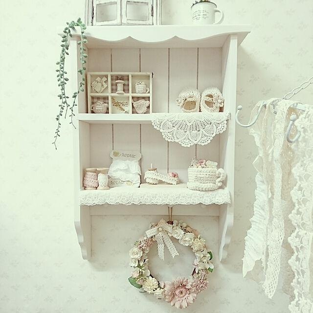 fleur-mamanの-ウォールシェルフ 壁掛け 棚 ディスプレイ 木製 飾り棚 壁掛けカントリー棚 BREAブレアの家具・インテリア写真