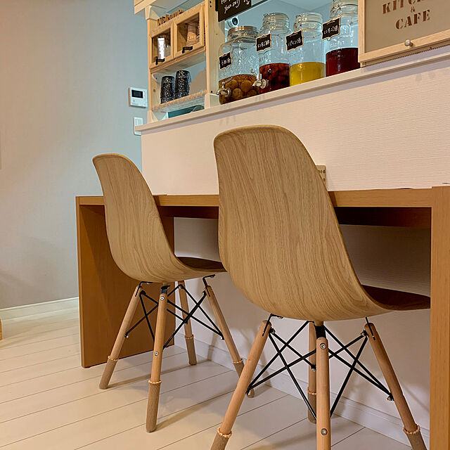 onsen-_-tamagoの-【送料無料】イームズチェア 木目調 2脚セット シェルチェア イームズ椅子 ダイニングチェア おしゃれ 北欧 リプロダクト 同色デザイン カフェ・ダイニング・オフィス用 ブラウン木脚 ダークウッド座面 新生活 引越しの家具・インテリア写真