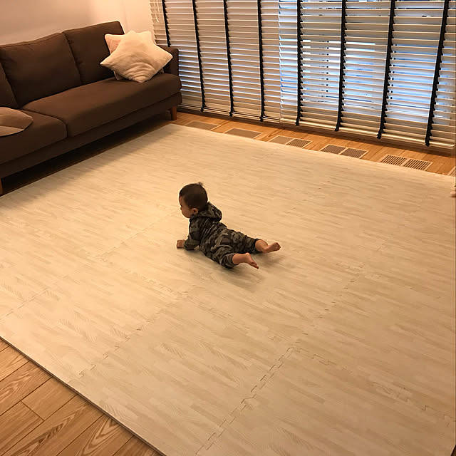 写真付きレビュー 送料無料 ジョイントマット 木目調 木目 大判 60cm 64枚 12畳 安心のノンホルム 赤ちゃん サイドパーツ付 北欧 おしゃれ ジョイント マット Pe 赤ちゃん プレイマット フロアマット 防音 床暖房対応の通販商品 口コミ情報 Roomclipショッピング