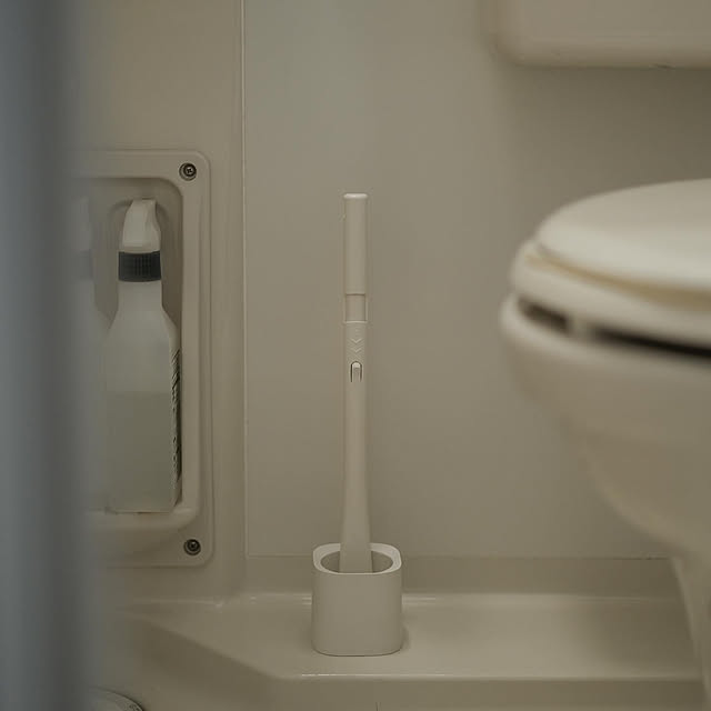 aman0jackの-マーナ 挟む トイレブラシ ケース付き Stick （ MARNA トイレ ブラシ 使い捨て 収納 衛生的 トイレ掃除 シンプル 白 コンパクト 抗菌加工 フチ裏 掃除 インテリア ホワイト スタンド 付き ケース おしゃれ ）の家具・インテリア写真