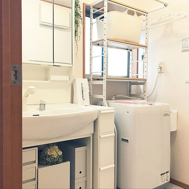 riの-ランドリー収納 ワードローブ クローゼット 伸縮機能付き 洗濯機上のスペースが有効活用できる ナチュラルランドリーラックの家具・インテリア写真