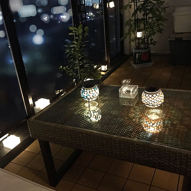 kairiの-暗くなると自動で点灯『ソーラーライト　カレイド』（ガーデンライト 防水 ランタン おしゃれ 電球色 屋外 照明 暗くなると自動点灯 ソーラー充電 ガーデンオーナメント 庭）の家具・インテリア写真