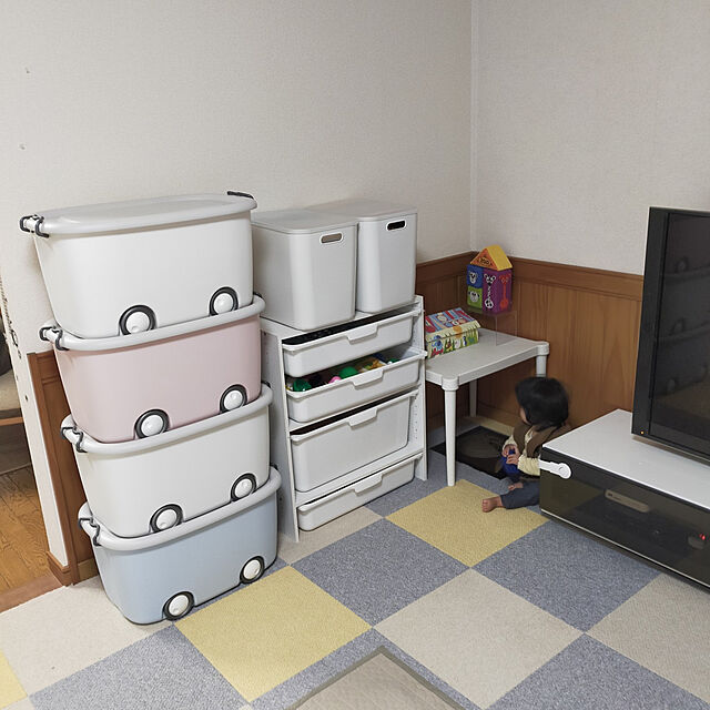 mash-room.aeのニトリ-キャスター付きトイボックス(ライトグレー/ピンク) 収納ボックス 幅59.5×奥行38.5×高さ31.5cm の家具・インテリア写真