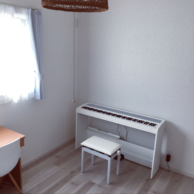 seiの-KORG 電子ピアノ 88鍵盤　B2SP WH コルグ 電子ピアノ ホワイト 専用スタンド STB1 3本ペダル 高低椅子(純正) ヘッドホン 数量限定 電子ピアノカバー 付属 【メーカー保証1年】の家具・インテリア写真