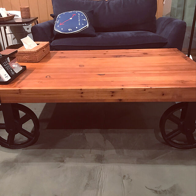 tomiharuの-コーヒーテーブル 木製 ローテーブル 幅110cm オールドパイン材 パイン古材とアイアンを組み合わせた斬新でかっこいいリビングテーブル 車輪のようなキャスター付きの家具・インテリア写真