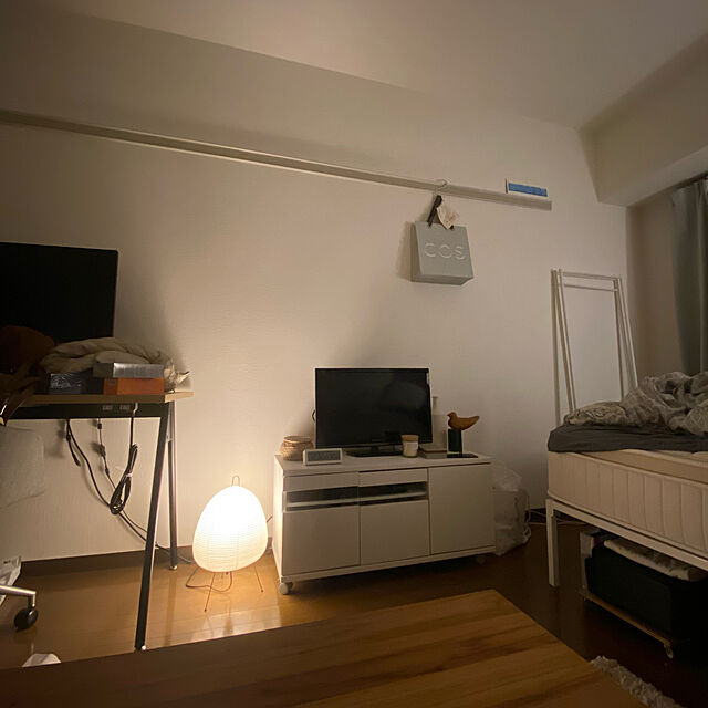 ___ymの-イサムノグチ　AKARI　あかり　アカリ ISAMU NOGUCHI 和紙照明 スタンドライト 1A-YT1311 / スタンドタイプ ※40W形相当 LED電球付（テーブルライト テーブルスタンド テーブルランプ 照明器具）の家具・インテリア写真