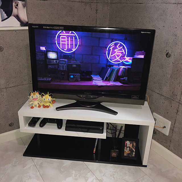 romippeの白井産業-【32V型テレビ用】 白井産業 テレビ台 ローボード テレビボード ユニークで無駄のないデザイン 天板耐荷重15kg AV機器を収納可能 ダークブラウンとブラックのモダンなツートンカラー 木目調 幅90×奥行29.6×高さ37.5cm VRD-4090DK ヴォルデバの家具・インテリア写真