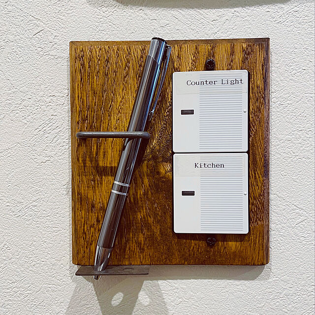 aureaの-ウッド ペンホルダー スイッチプレート ワイド 木製 スイッチプレートに壁面収納をプラス ペンを2本収納可能です ワイドタイプのスイッチに対応 adepeche アデペシュの家具・インテリア写真