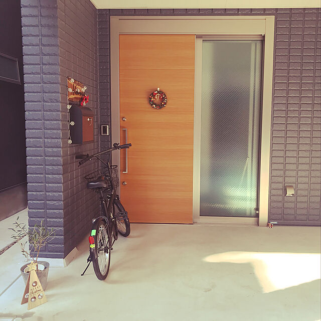 Kobamiのヤマソロ-ポスト 壁掛け おしゃれ 郵便受け 郵便ポスト 鍵付き メールボックス 北欧 木目調 ブラック ホワイト 完成品 アルボ ヤマソロの家具・インテリア写真