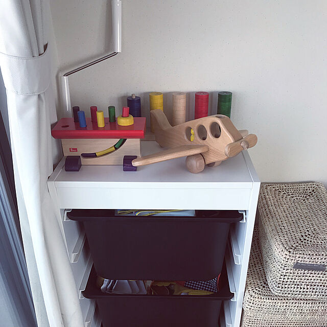 Tomokの-nic ニック社 Walter ヴァルター プラステン PLUS10〜ドイツ・nic（ニック社）の積み上げて遊ぶ木製スタッキングトイの「プラステン」。おはじき遊びや、ペグさし遊び、ひも通し、おままごとなど様々な遊びができる知育玩具です。の家具・インテリア写真
