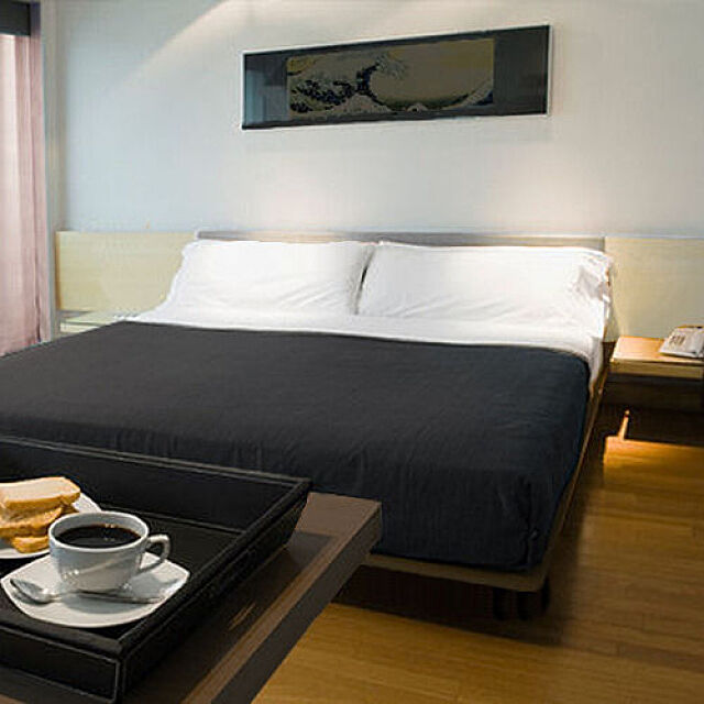 Hotel-Bedの-ベッドスプレッド Q2(クイーン)サイズ(ベッドの上からスッポリ覆うホテルスタイルのベッドカバー)ご家庭向けにも1枚からお届けします※ベッドの本体部分用/お持ちのベッドのサイズに合わせて縫製します/日本製の家具・インテリア写真