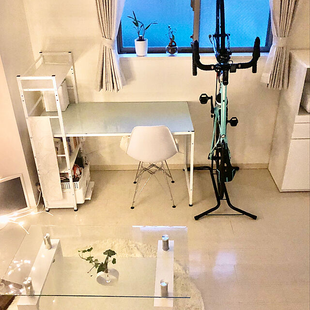sienのアイリスオーヤマ-棚板付き強化ガラステーブルの家具・インテリア写真
