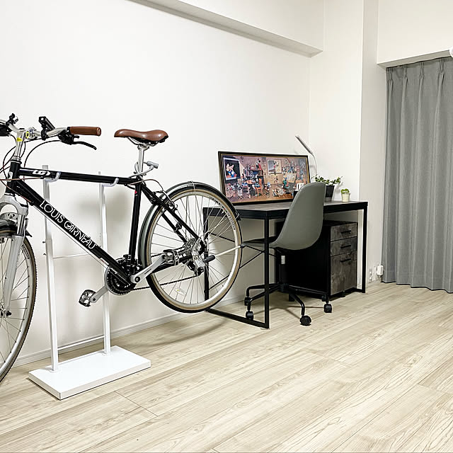 Uraraの-美しく飾るラック Bicycle stand #0076 自転車スタンド 室内 1台用 ホワイト 日本製 ブラウン シルバー 室内用自転車スタンド おしゃれ 自転車ラック ディスプレイスタンド サイクルスタンド 自転車置き 室内スタンド 屋内用 展示用の家具・インテリア写真