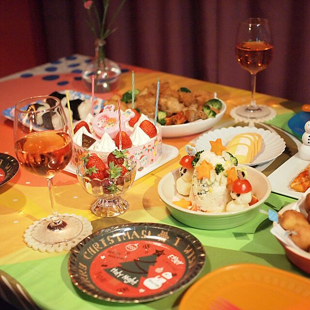 Toruの-Christmas Party Ware(クリスマス パーティ ウエア)・サンタやスノーマンがかわいいデザインペーパー(ペーパーナプキン)、紙コップ、紙皿のシリーズ♪割れないテーブルウエアでお子様用に安心♪ホームパーティー、お誕生日会のケーキ皿(デザート皿)、パーティプレートに♪の家具・インテリア写真