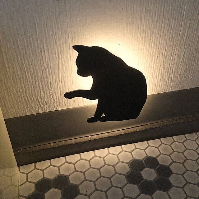 sakielの-LEDライト That’s Light！ CAT WALL LIGHT ちょっかい （ 足元灯 フットライト LED 猫 キャット ウォールライト ねこ おしゃれ センサーライト 屋内 電池式 ウォールステッカー 光る ネコ センサー 壁 ）の家具・インテリア写真