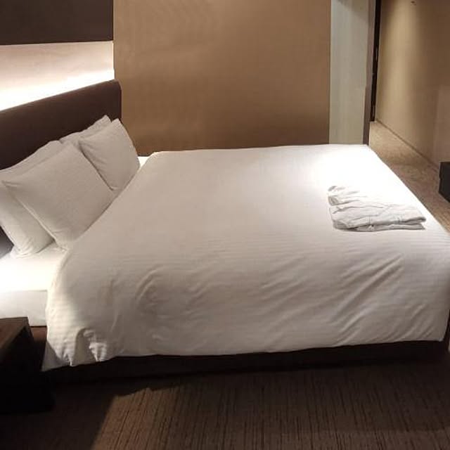 Hotel-Bedの-ライトブリーズ ピローソフト ホテル◆サータのホテル市場向けモデル「上・下セット」Dダブルサイズ！スイートルーム向けシャンパンゴールドの最高級ホテルベッド マットレス + 高級ボックススプリングボトム(固定脚・キャスターセット)★送料無料・搬入・設置・開梱込の家具・インテリア写真