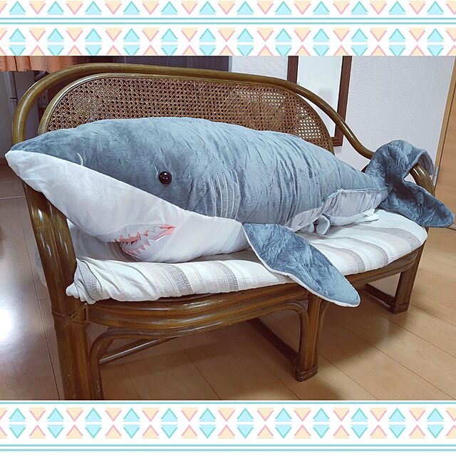 koyaziの-サメ ぬいぐるみ 大きいサイズ 魚 巨大 抱き枕 可愛い 動物 手触りふわふわ 添い寝枕 特大 ぬいぐるみ サメ クッション 置物 店飾り おもちゃ 子供プレゼントの家具・インテリア写真