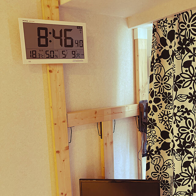 araraのリズム(RHYTHM)-リズム(RHYTHM) シチズン 掛け時計 電波時計 デジタル 置き掛け兼用 温度 湿度 カレンダー 表示 茶 (木目仕上) 157×240×40ｍｍ CITIZEN パルデジットコンビR096 8RZ096-023の家具・インテリア写真