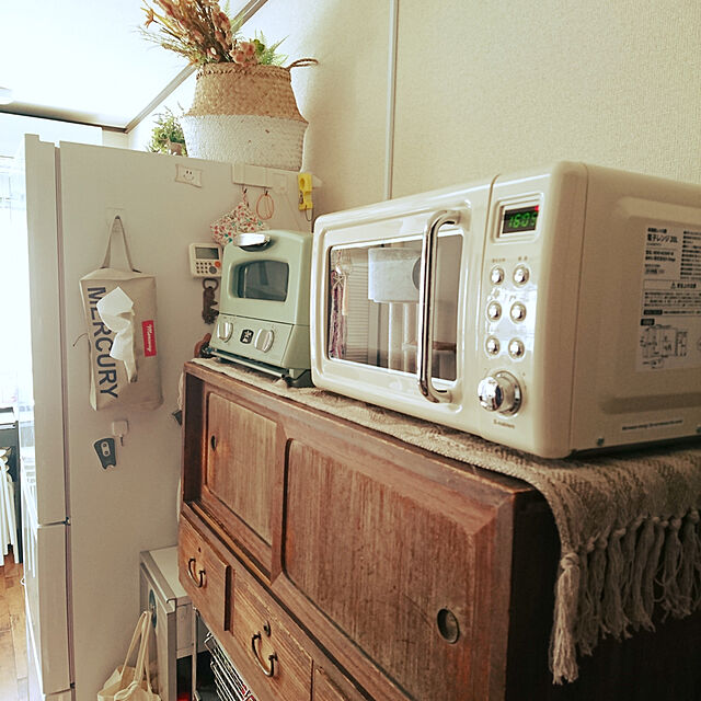Lukiの-エスキュービズム 単機能レトロ調 電子レンジ 20L ヘルツフリー (レトロホワイト)の家具・インテリア写真
