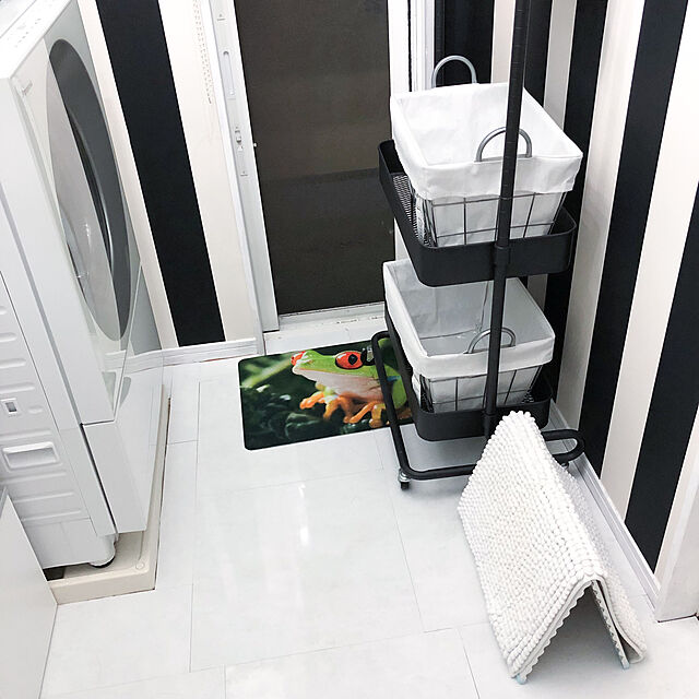 kaerucoの山崎産業-サラアンドカラ バスマット干しボード 日本製 ホワイト （67.5×50.2×1.3cm） （バスマット干しすのこ/湿気対策/通気性アップ/コンパクト/軽量/折りたたみ）の家具・インテリア写真