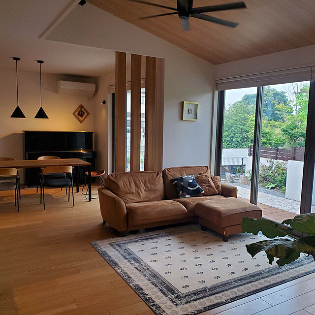 Saranのrugoo-rugooオリジナル 日本製ビンテージ風モケットラグの家具・インテリア写真