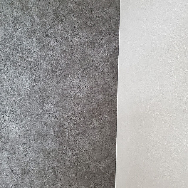momonokiの-壁紙 の 上 から 貼れる 壁紙 のりつき 15m クロス サンゲツ 壁紙 FE76661-A15 アクセント壁紙 石目 ブラック もとの壁紙に重ね貼りOK! 下敷きテープ付き(REROOM)の家具・インテリア写真