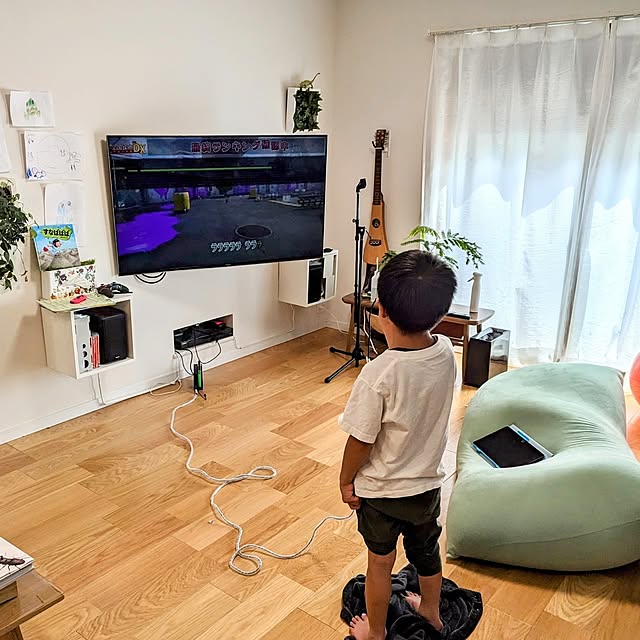 tomatopapaの-壁掛けギターハンガー ホチキスで壁収納 壁美人GUITAR HERO ギターヒーローの家具・インテリア写真