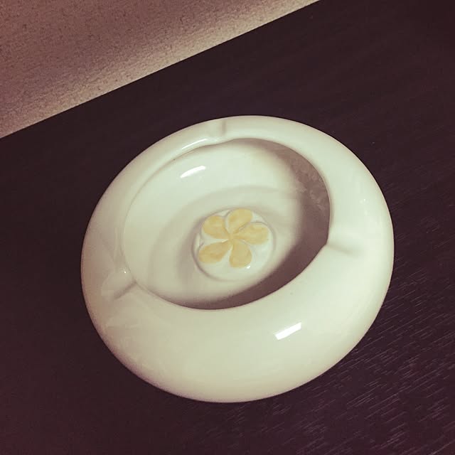 mimimimimimi.miの-[割引クーポンあり]プルメリアの花がデザインされた陶器の丸い灰皿[10693]【灰皿 おしゃれ 卓上灰皿 かわいい 灰ざら はいざら 丸型 灰皿 来客用 オブジェ インテリア 灰皿 かわいい 灰皿 アッシュトレイ バリ 雑貨 アジア雑貨 アジアン雑貨】の家具・インテリア写真