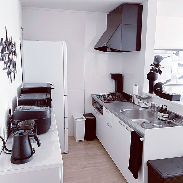 shiononoのpickpiff-キッチンペーパーホルダー、卓上に置かれたキッチンペーパーホルダー、ステンレス、ブラックの家具・インテリア写真