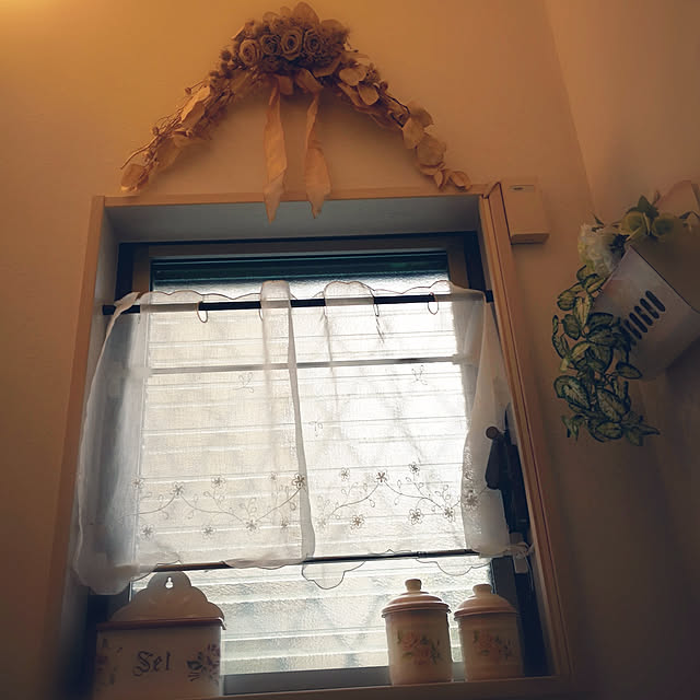 kumiの-ホーロー　エンボスキャニスターM　シャビーピンクローズ[Lindy]リンディ　シャルール花柄キャニスター　保存容器の家具・インテリア写真