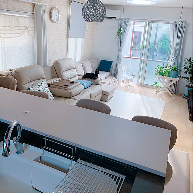 makoのニトリ-3人用電動合皮テーブル付きリクライニングソファ( Nビリーバ 抗ウイルスNシールドBE) の家具・インテリア写真