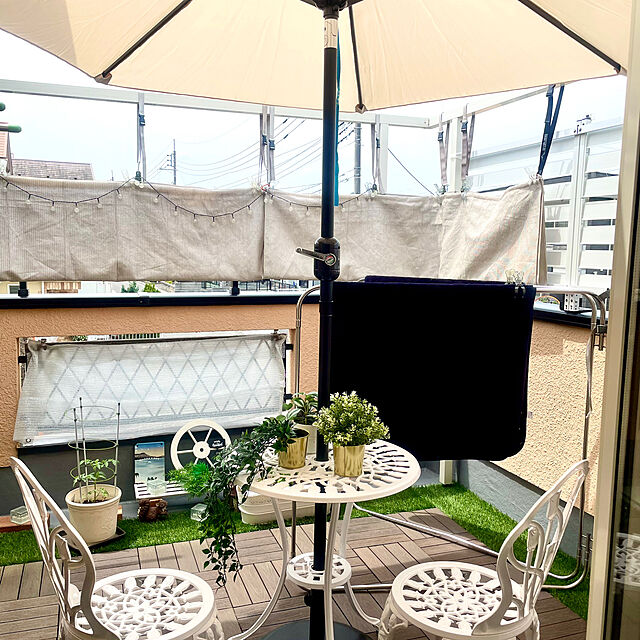 Ma-saのNOE-アルミ製 ガーデンテーブルセット エレガント アンティーク調 組立式 ガーデンテーブル＆チェア 3点セット (ホワイト)の家具・インテリア写真