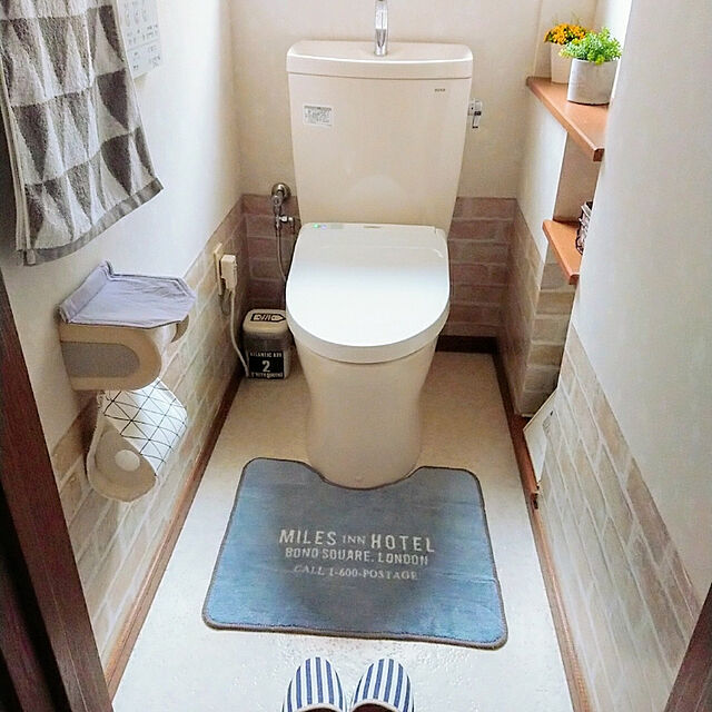 kumiの-トイレマット 北欧 おしゃれ トイレ マット 西海岸 ブルックリン 洗える 滑り止め シンプル モダン おすすめ かわいい トイレタリー トイレ用品 Miles Inn Hotel トイレマット 単体販売 ホワイト グレーの家具・インテリア写真