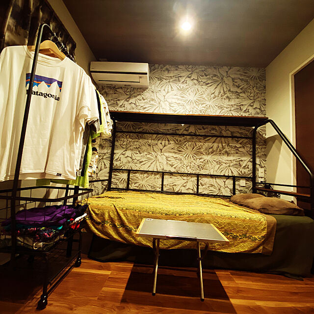 daisukeの山善-[山善] ベッド ぐうたらベッド (コンセント・ハンガーバー・上棚・宮付き) ベッドフレーム シングルベッド 一人暮らし 組立品 ブラック BGB-98219(BK)の家具・インテリア写真