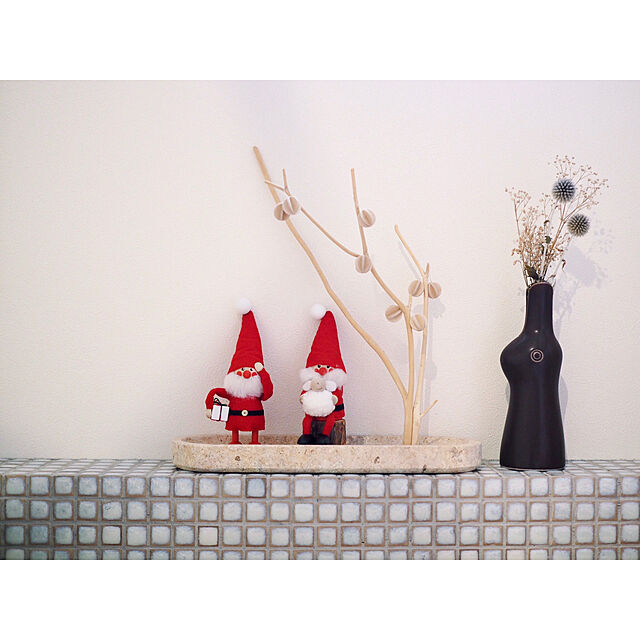 akieの-【閉店セール：30%割引】Nordika Design ノルディカ ニッセ 人形　白い羊を抱えるサンタ レッド レッド クリスマス飾り 北欧 ニッセ人形 ノルディカサンタ ヒツジ ノルディカデザインの家具・インテリア写真