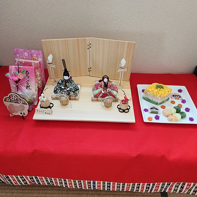 Maruimoのkouken-ひなまつり用 立札 名入れ 日本製 名前旗 立札 木製 スタンド付き デザイン桃：雛人形 和モダン 名前と生年月日を入れられるの家具・インテリア写真